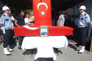 Polis memuru denizde kalp krizi geçirdi