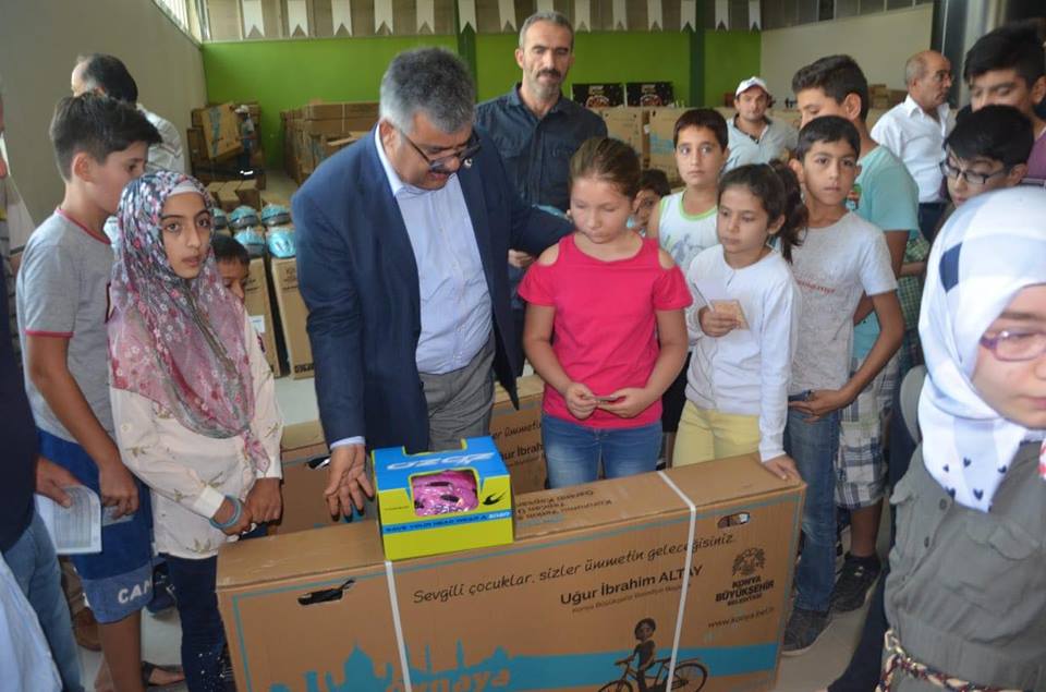 Başkan Özgüven, Bisikletleri dağıttı