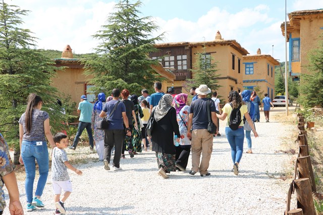 "Sonsuz Şükran Köyü"ne ziyaretçi ilgisi artıyor