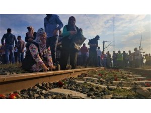 Tren kazasında ölenlerin yakınları tren rayına karanfil bıraktı