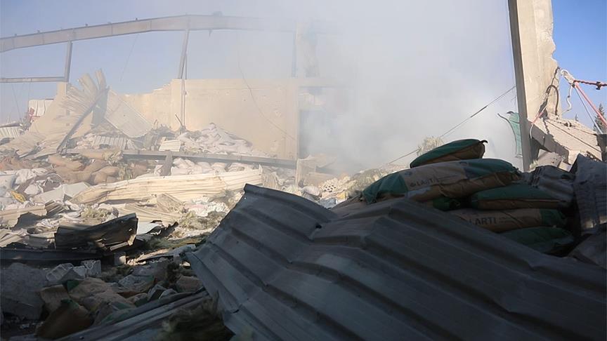 İdlib'de sivil savunmacılara saldırı anı kameralara yansıdı