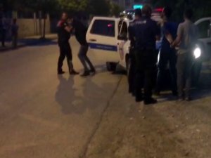 Kız meselesi yüzünden silah ve bıçakla birbirlerine girdiler