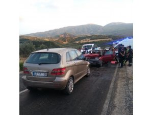 Manisa’da iki otomobil kafa kafaya çarpıştı: 8 yaralı