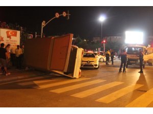 Otomobil ile çarpışan kamyonet yan yattı: 3 yaralı