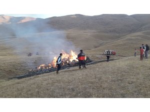 Çatak’ta 700 bağ ot kül oldu
