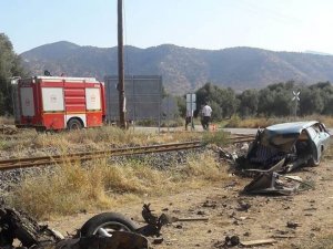 Trenin çarptığı otomobil ikiye bölündü: 1 yaralı