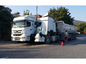 Milas’ta tır, park halindeki tıra çarptı: 2 yaralı
