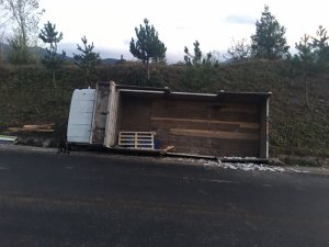 Freni patlayan kamyon, şarampole yuvarlandı