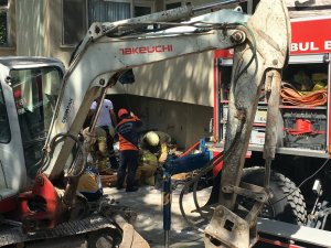 Kadıköy’de kuyuya düşen kamyon şoförünü itfaiye kurtardı