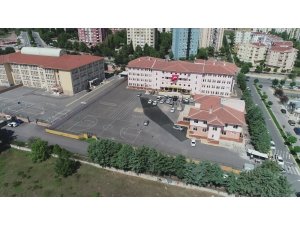 Pendik’te rehine krizinin yaşandığı okul havadan görüntülendi