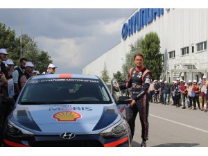Ünlü ralli pilotu Andreas Mikkelsen, aracının üretildiği fabrikayı ziyaret etti