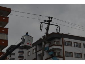 Yoldan çıkan otomobil orta refüjdeki elektrik direğine çarptı: 3 yaralı