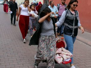 Hırsızlık şüphelisi kadın sağlık kontrolüne kundaktaki bebeğiyle geldi