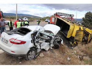 Asfalt yüklü kamyon otomobille çarpıştı: 1 ölü 3 yaralı
