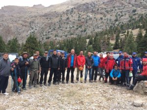 Yolunu kaybeden amatör dağcıları ekipler kurtardı