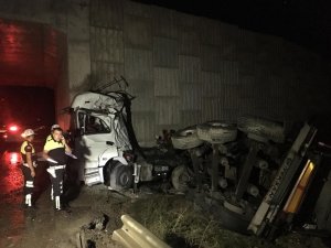 Tır üst geçide çarptı: 1 yaralı