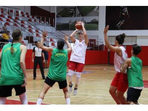 Bayraklı’nın perileri hazırlıklarını sürdürüyor