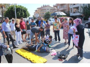 Vatandaşlar yaralının başında şemsiye nöbeti tuttu