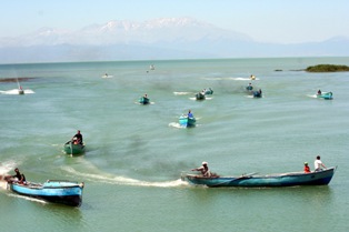 Balıkçı tekneleri mazot için yarıştı