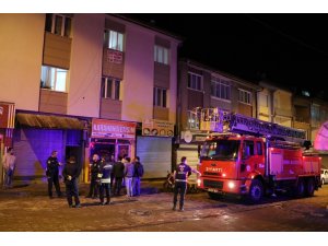 İtfaiyenin yardımıyla girdiği evde annesini ölü buldu