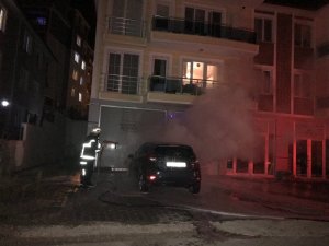 Park halindeki otomobil alev aldı