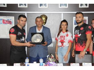 ASKF Başkanı Erdoğan Bıyık’a Gazi kupası için plaket