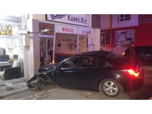 Otomobilin kontrolden çıkarak otobüs yazıhanesine çarpması güvenlik kamerasına anbean yansıdı