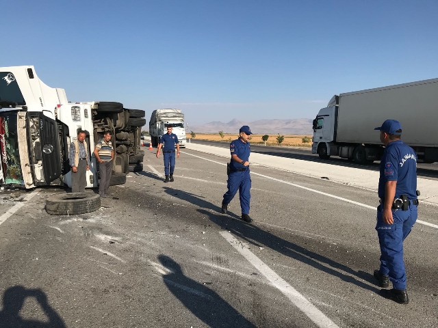 TIR, karşı şeride geçip devrildi: 1 yaralı
