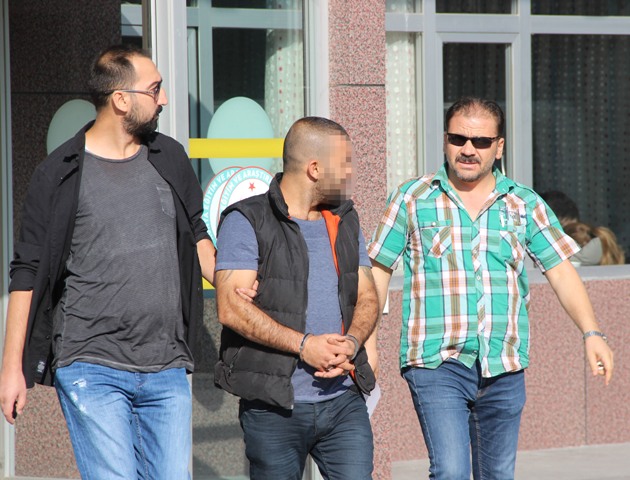 Evde çamaşırlarla birlikte kurutulan esrar ele geçirildi