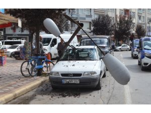 Pankarta takılan kamyonet, aydınlatma direklerini yıktı