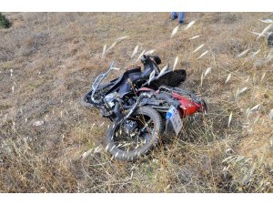 Motosikletle otomobil çarpıştı: 1 ölü