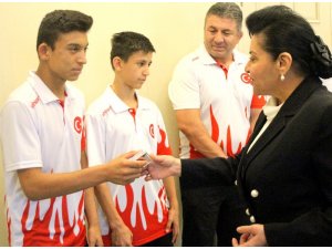 Vali Civelek, Balkan şampiyonlarını ödüllendirdi