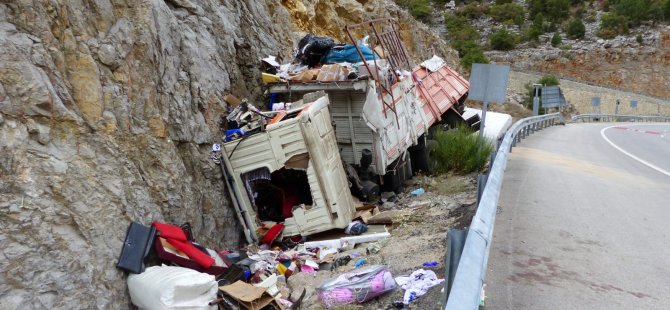 Konya'da ev eşyası taşıyan kamyon devrildi: 1 ölü, 1 yaralı
