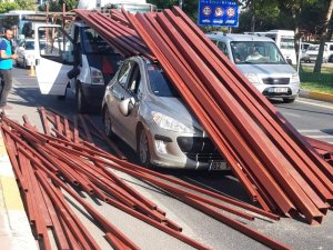 Demir profiller otomobilin üzerine düştü