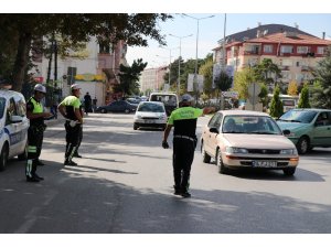 Bolu’da emniyet kemeri uygulamasında sürücülere ceza yağdı