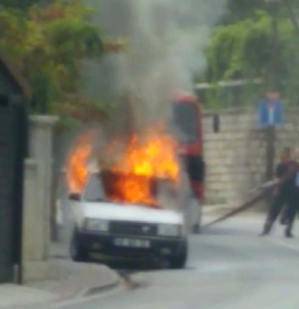 Park Halindeki Otomobil Alev Alev Yandı