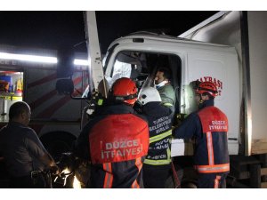 TEM otoyolunda kamyonda sıkışan sürücüyü itfaiye kurtardı