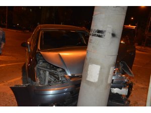 Otomobiller çarpıştı: 3 yaralı