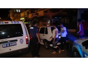 Kahvehane önünde oturan vatandaşlar ezilmekten park halindeki araç sayesinde kurtuldu