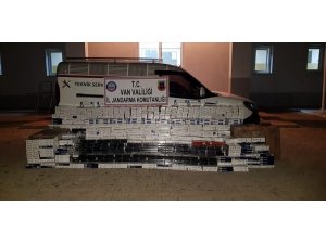 Başkale’de 21 bin paket kaçak sigara ele geçirildi
