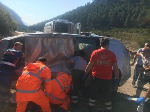 Kayalıklara çarpıp 100 metre sürüklenen araç sürücü hayatını kaybetti