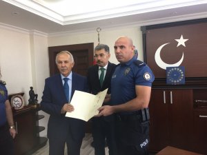 Yaralı Suriyeliyi sırtında 2 kilometre taşıyan polise başarı belgesi