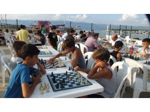Sokakta satranç oynadılar