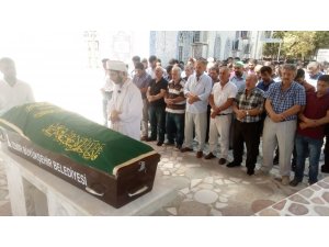 Doğuma giderken trafik kazasında ölen kadının cenazesi gözyaşlarıyla uğurlandı