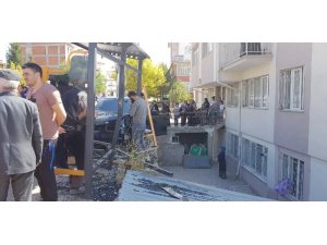 Otobüs durağında bekleyen kadına otomobil çarptı
