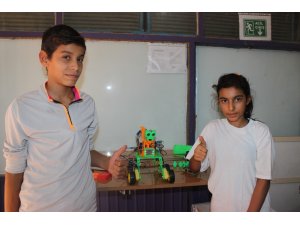 Kurs öğrencileri konuşan ve sorulara cevap veren robot üretti