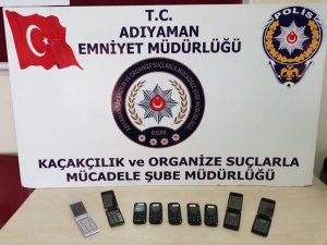 Durdurulan otomobilde kaçak cep telefonları ele geçirildi