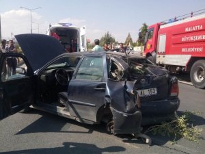 Otomobilin lastiği fırladı: 2 yaralı