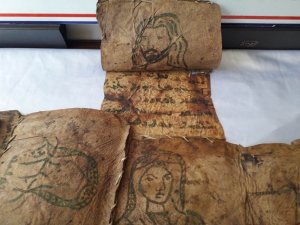 Hakkari’de 17 parça tarihi deri İncil ele geçirildi