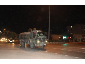 İdlib sınırına mühimmat ile askere araç sevkiyatı
